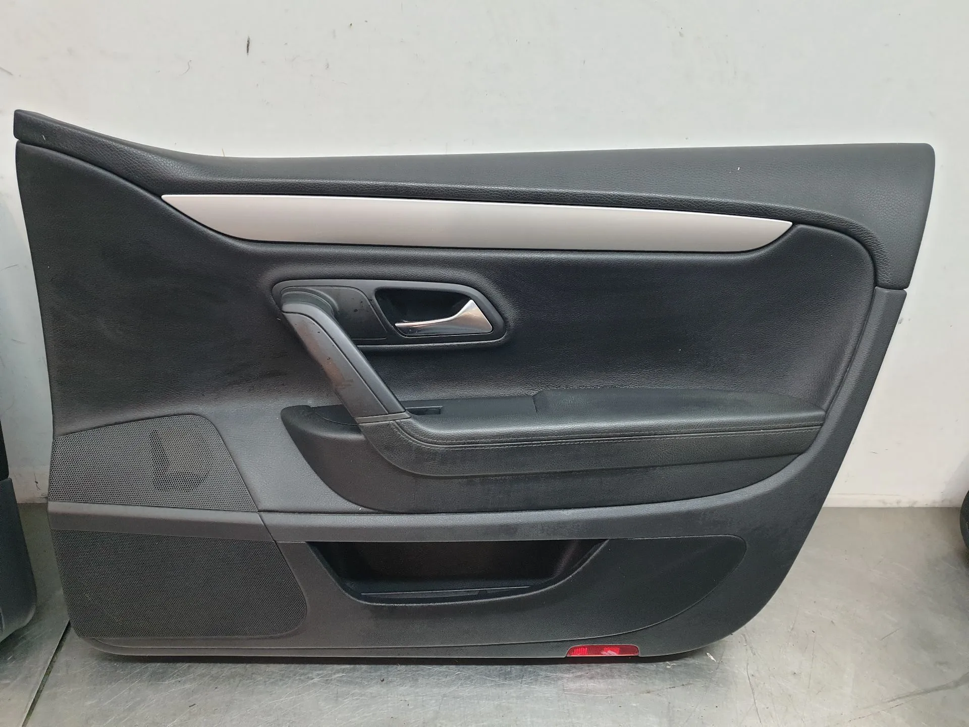 Revestimiento interior de puerta delantero derecho VOLKSWAGEN Passat CC (357)