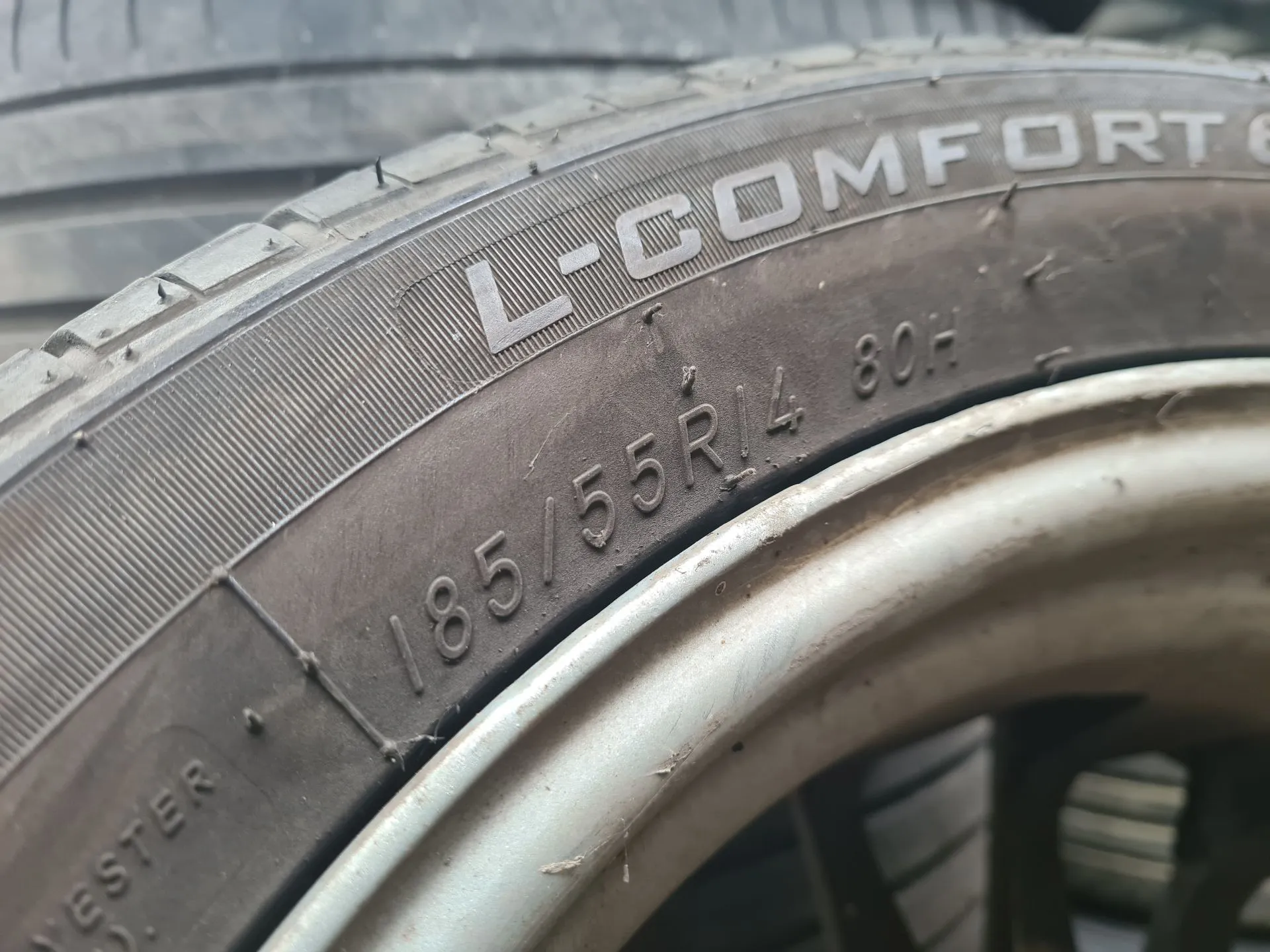 Pneumatico VOLKSWAGEN Polo (6N) Imagem-1