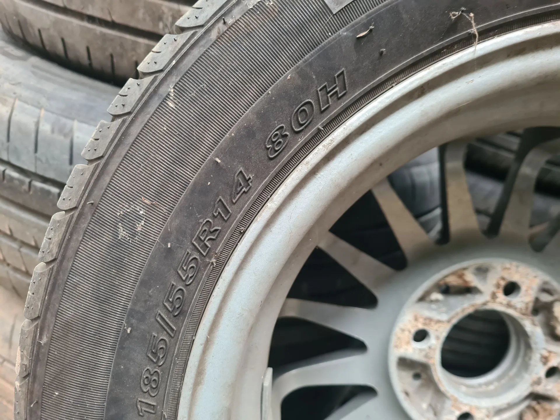 Neumático VOLKSWAGEN Polo (6N) Imagem-1