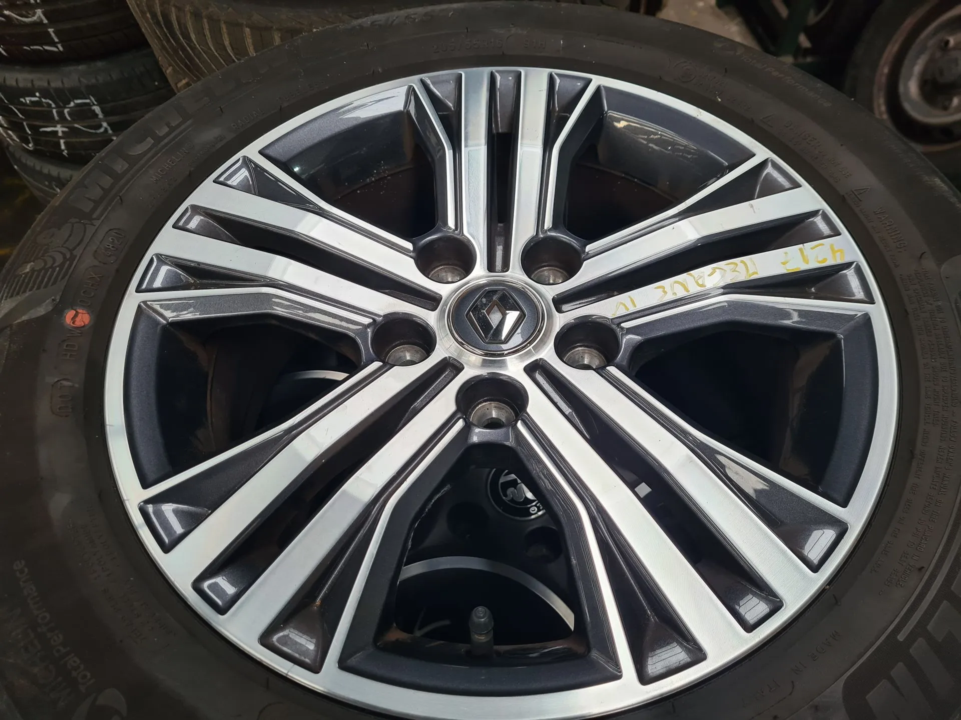 Llanta Delantera Izquierda RENAULT Megane IV (B9A/M_)