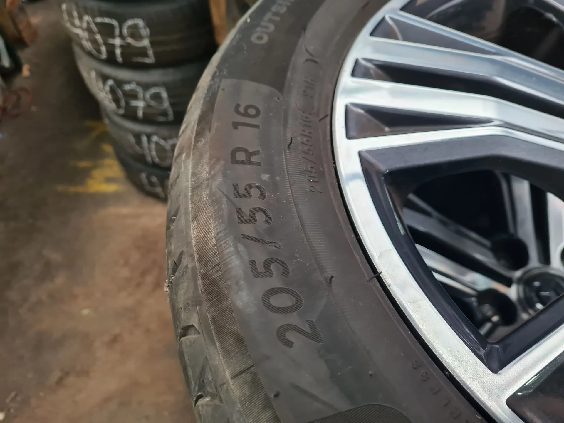 Neumático RENAULT Megane IV (B9A/M_) Imagem-1