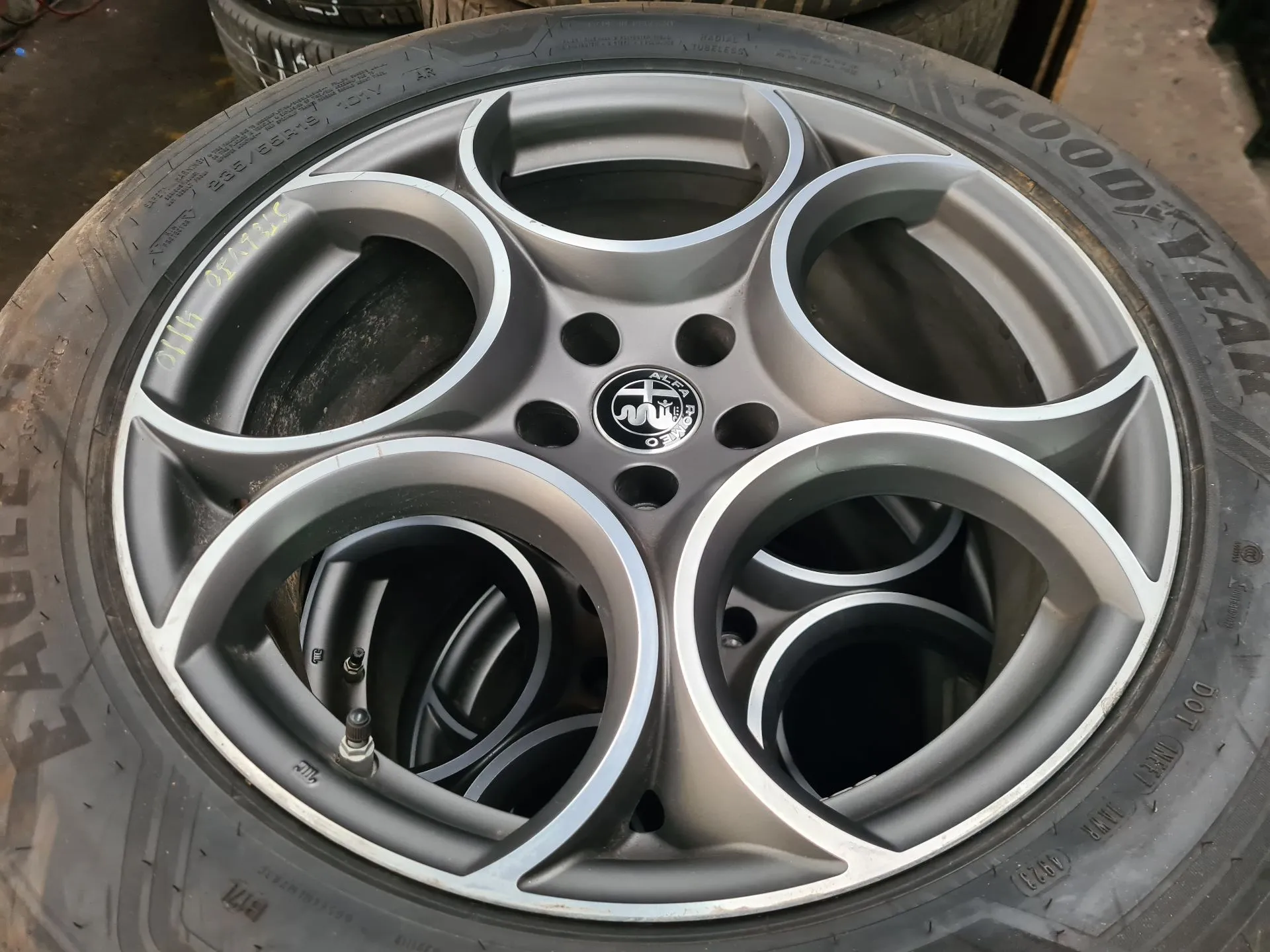 Jante trás esquerda ALFA ROMEO Stelvio (949_)