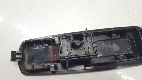 Mando / interruptor elevalunas delantero derecho RENAULT Megane III (BZ0_) Imagem-1