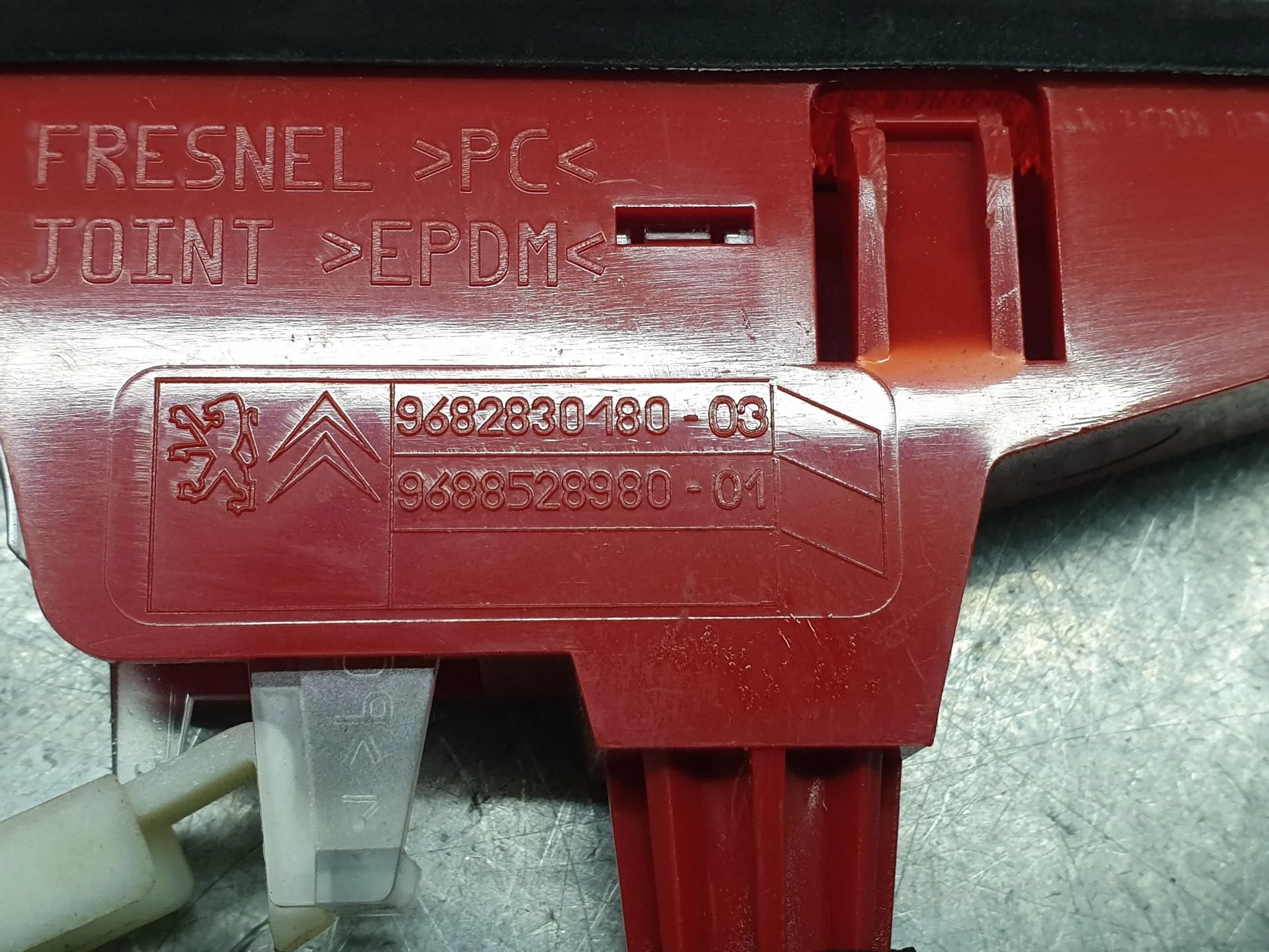 Feu de stop supplémentaire / 3e feu PEUGEOT Rifter Imagem-6