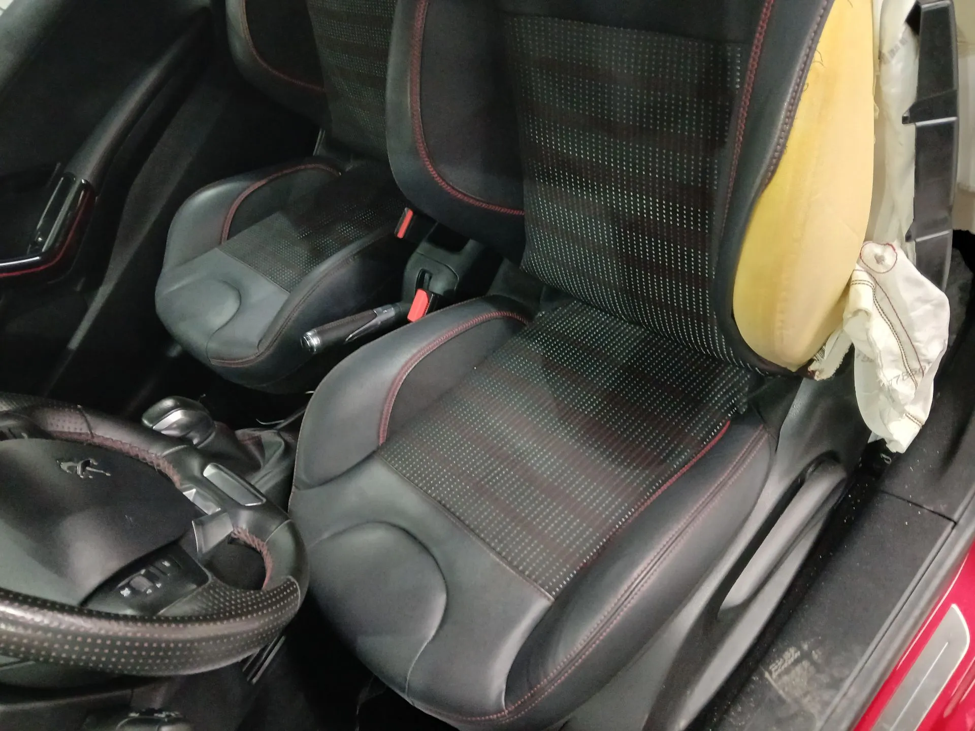 Conjunto de Bancos PEUGEOT 208 Imagem-1