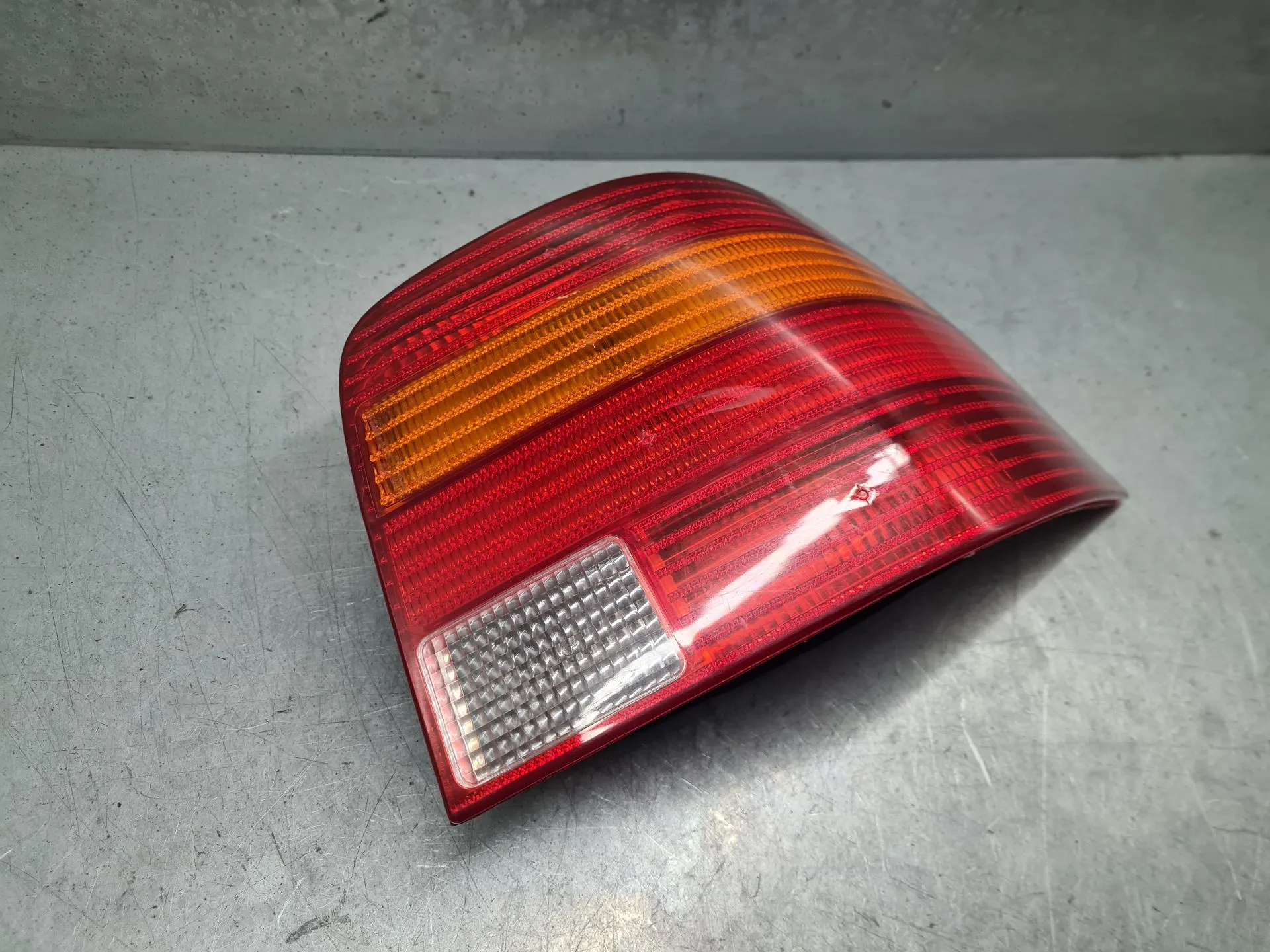 Feu arrière Droite VOLKSWAGEN Golf IV (1J1) Imagem-1