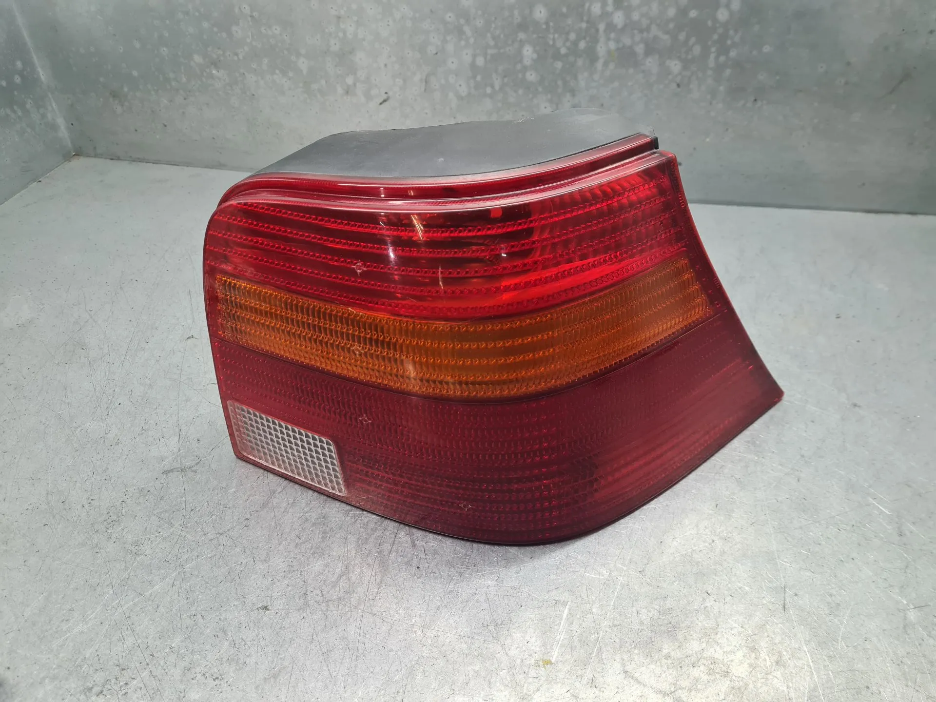 Feu arrière Droite VOLKSWAGEN Golf IV (1J1)