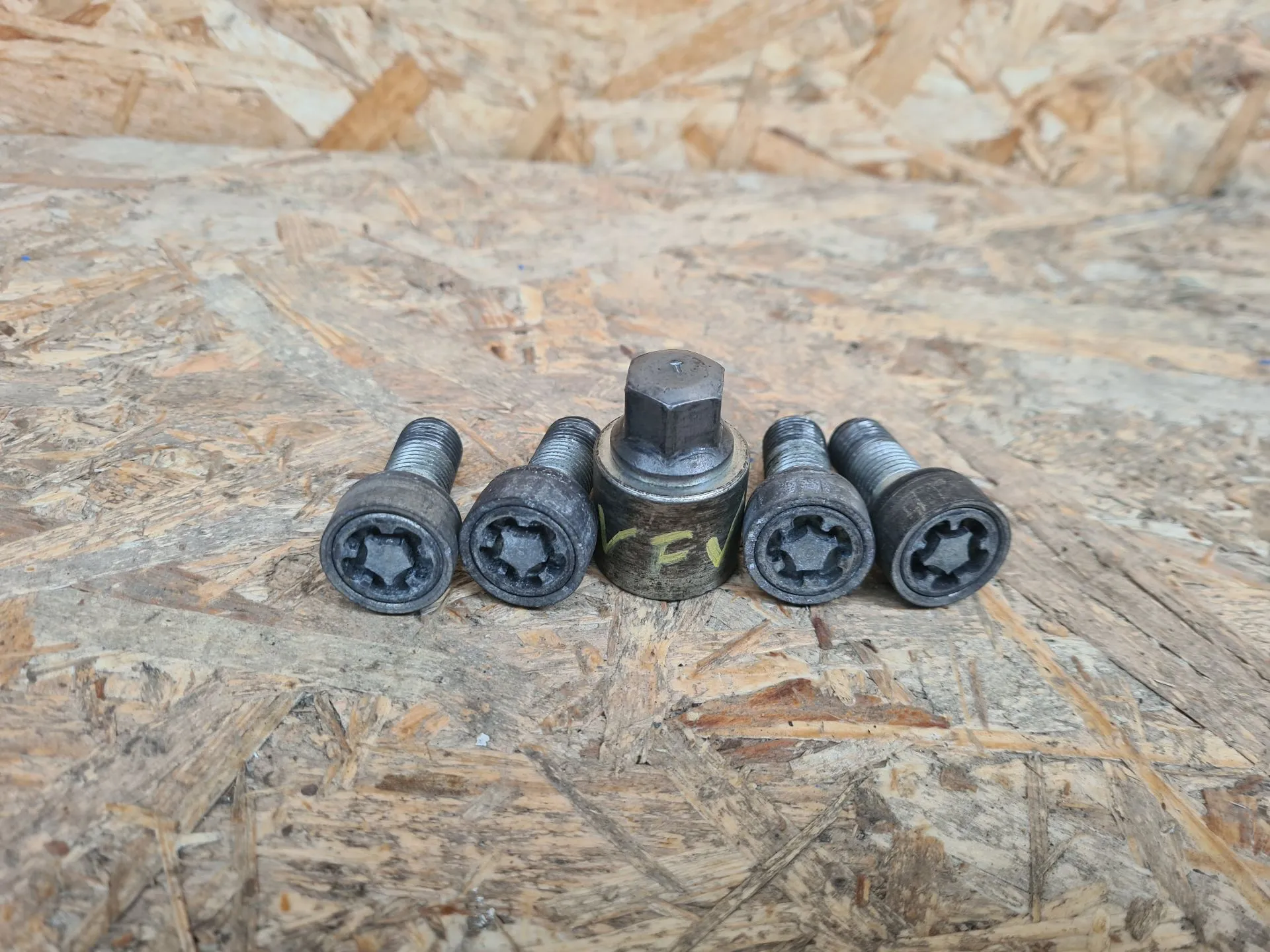 Parafuso anti-roubo VOLKSWAGEN Polo (6R, 6C)