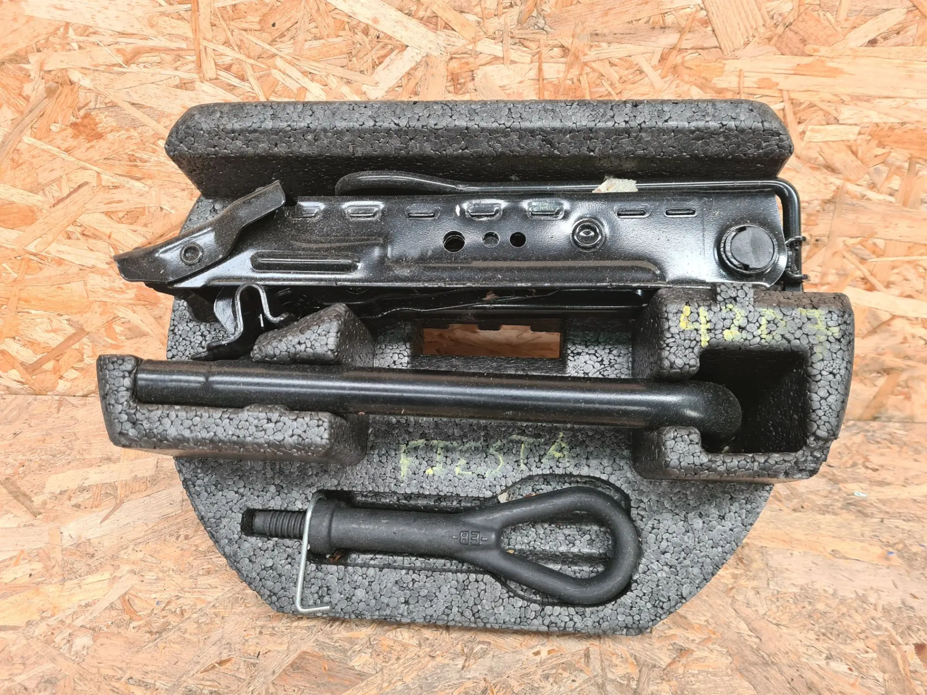 Macaco FORD Fiesta VI (CB1, CCN)