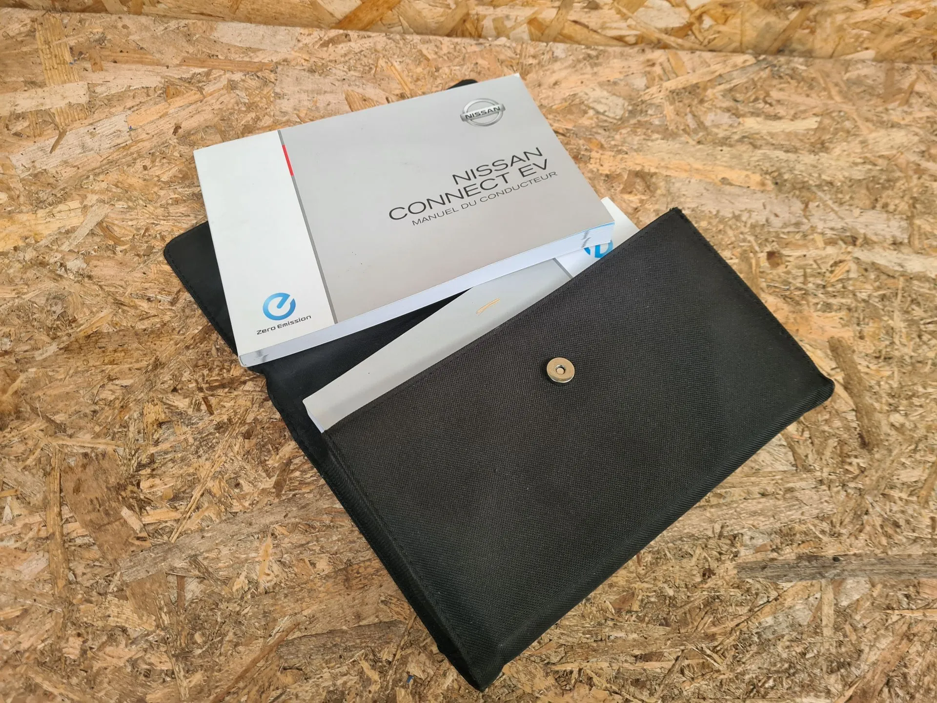 Borsa con manuale dell’utente del veicolo NISSAN Leaf EV (ZE0) Imagem-1