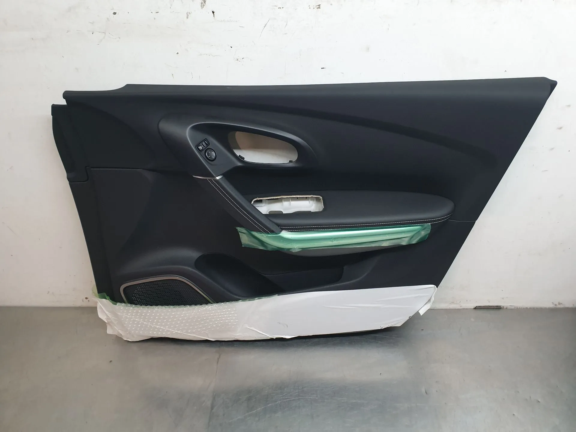 Revestimiento interior de puerta delantero derecho RENAULT Kadjar (HA_, HL_)