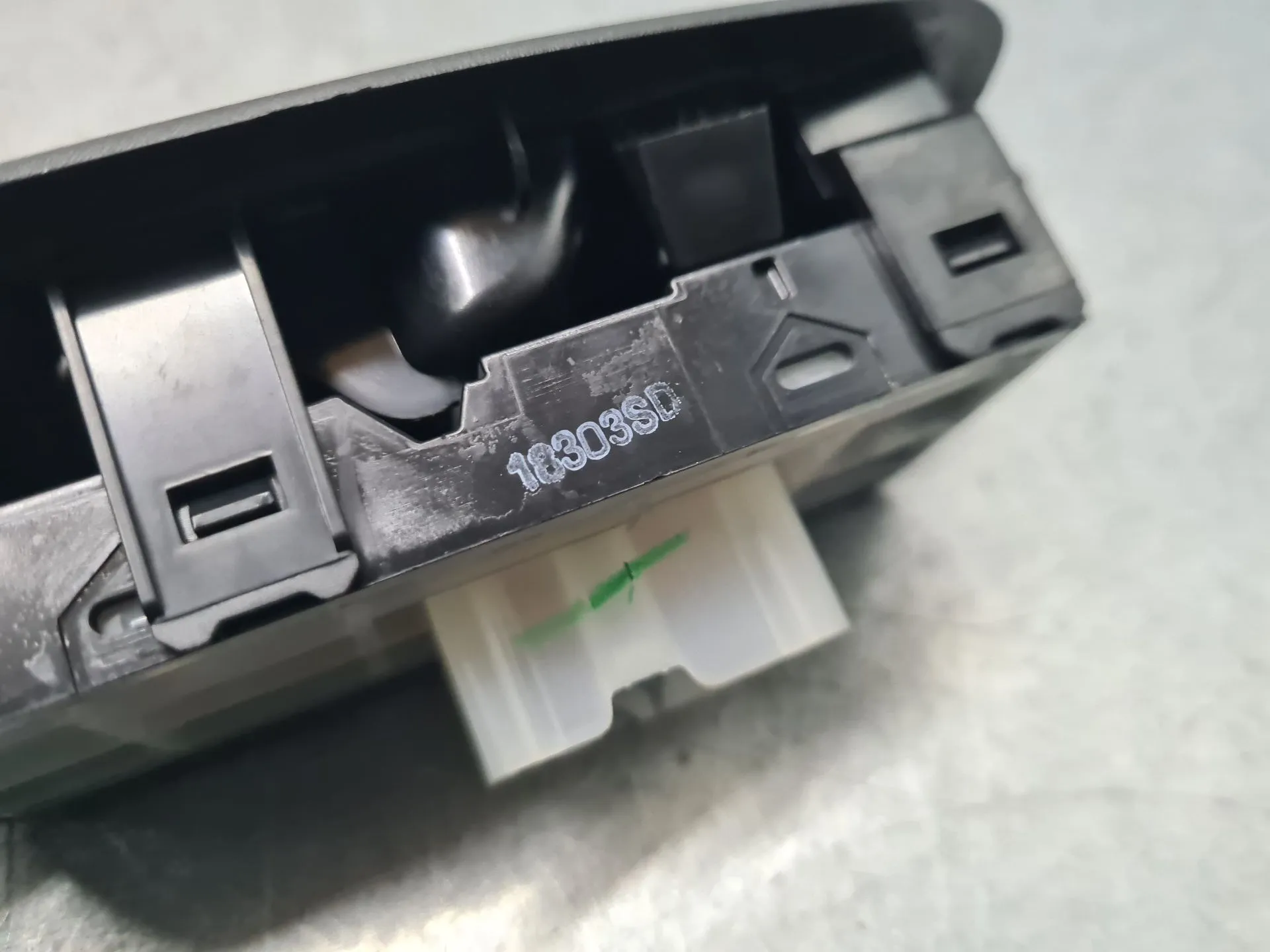 Mando / interruptor elevalunas delantero derecho RENAULT Kadjar (HA_, HL_) Imagem-4