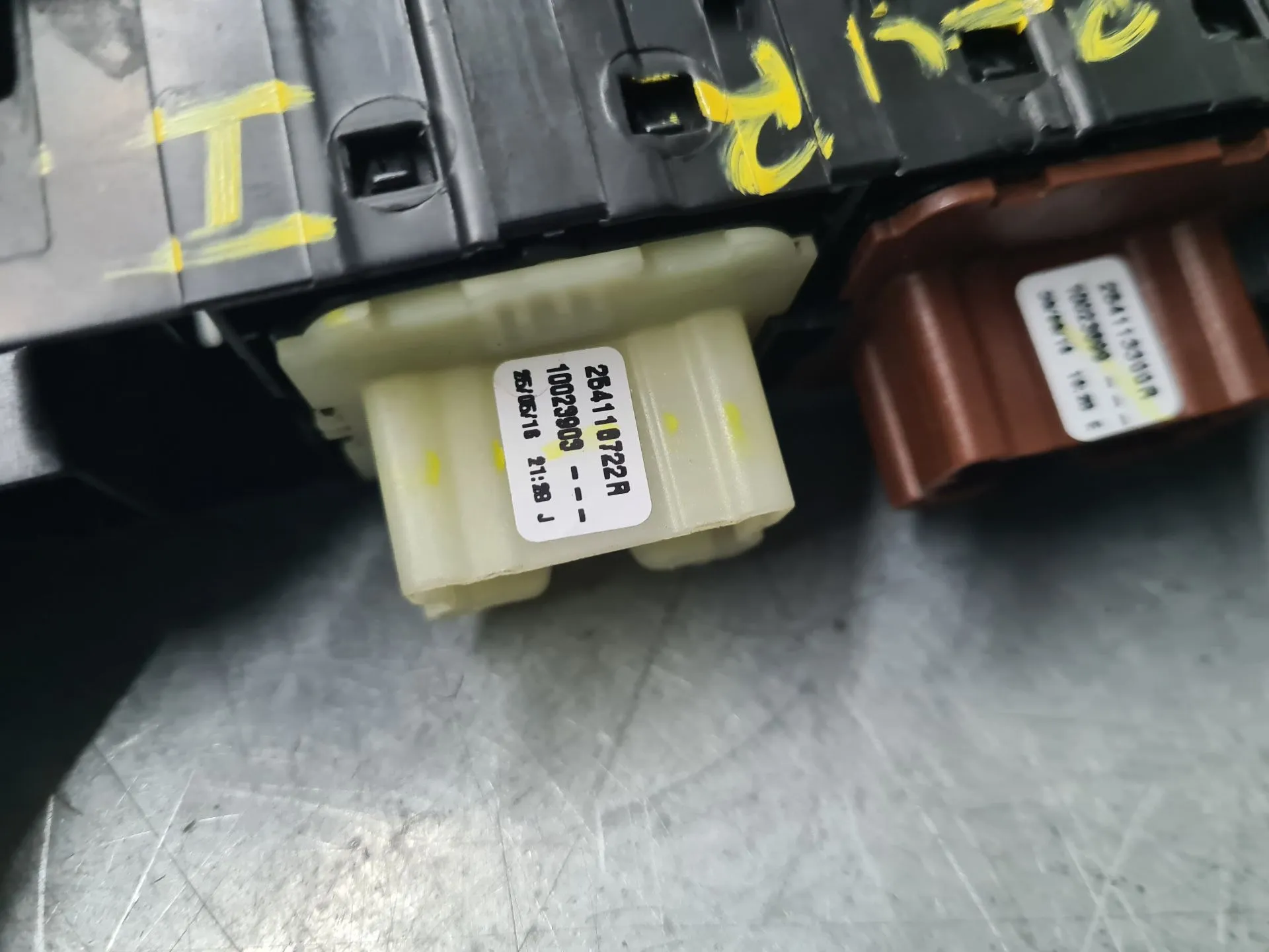 Mando / interruptor elevalunas delantero izquierdo RENAULT Captur (J5_) Imagem-4