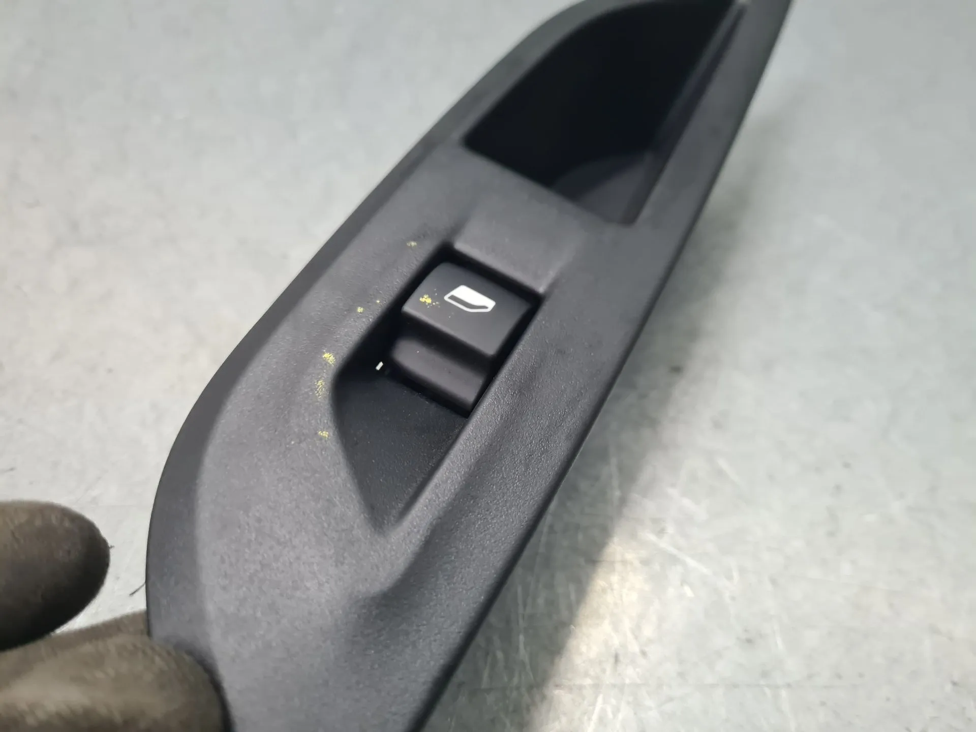 Comando / interruttore alzacristallo posteriore sinistro PEUGEOT 2008 II (U_) Imagem-1