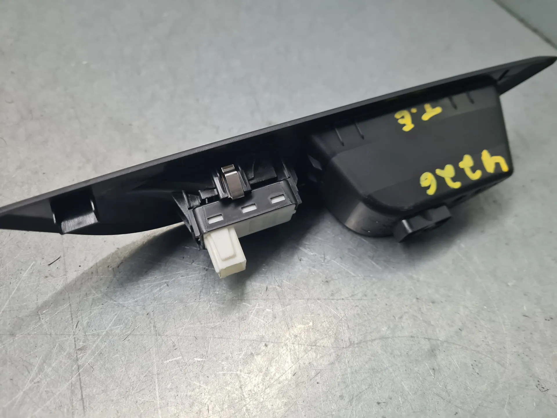 Comando / interruttore alzacristallo posteriore sinistro PEUGEOT 2008 II (U_) Imagem-2