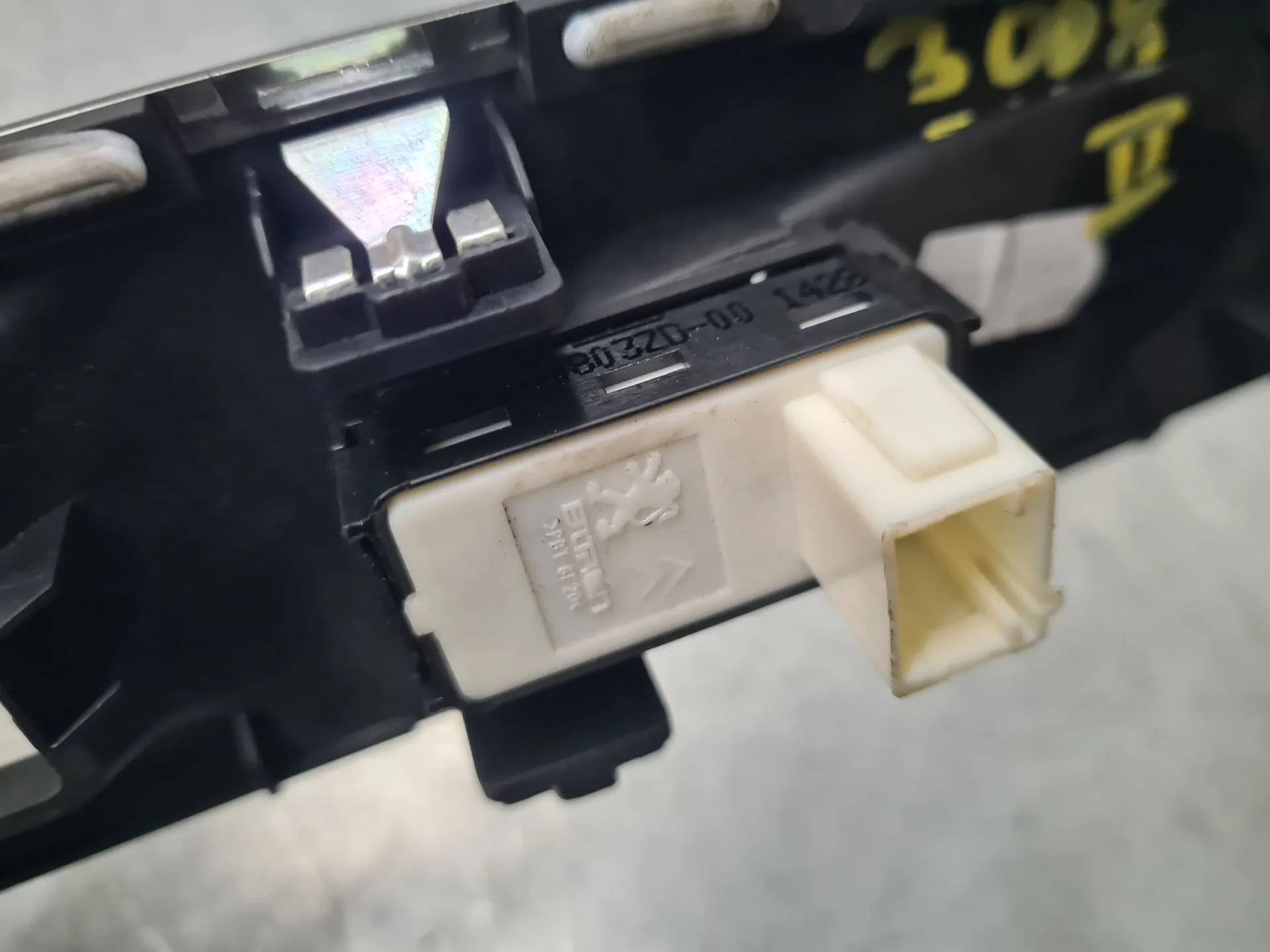 Mando / interruptor elevalunas delantero derecho PEUGEOT 3008 II (M_) Imagem-6