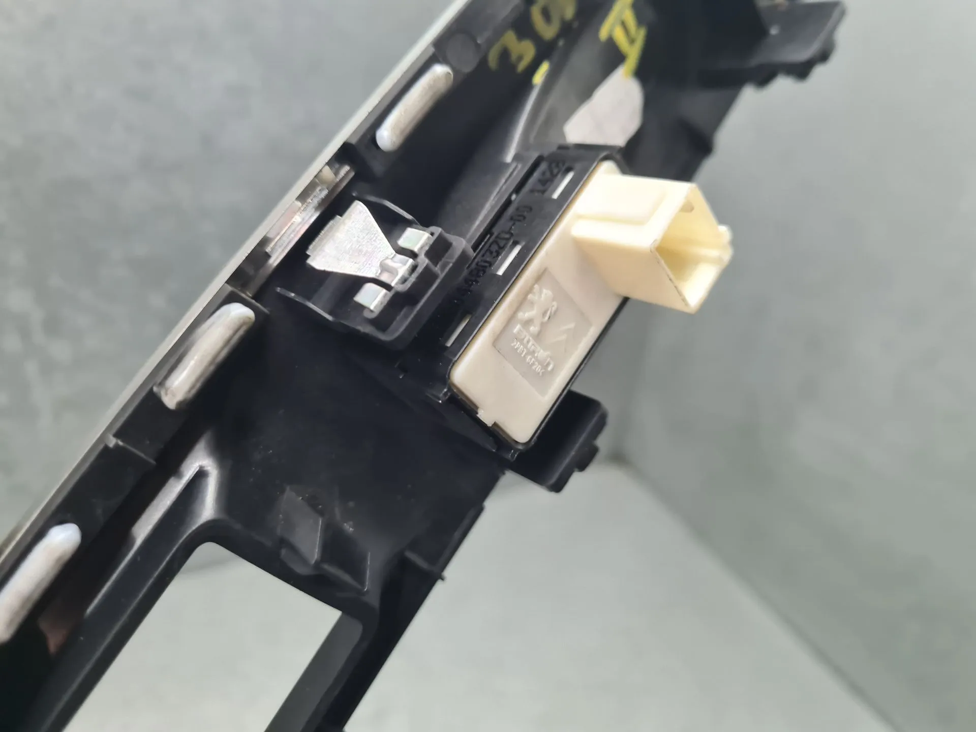 Mando / interruptor elevalunas delantero derecho PEUGEOT 3008 II (M_) Imagem-7