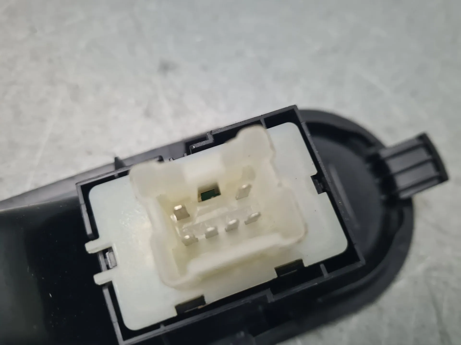 Mando / interruptor elevalunas delantero derecho RENAULT Twingo III (BCM_) Imagem-4