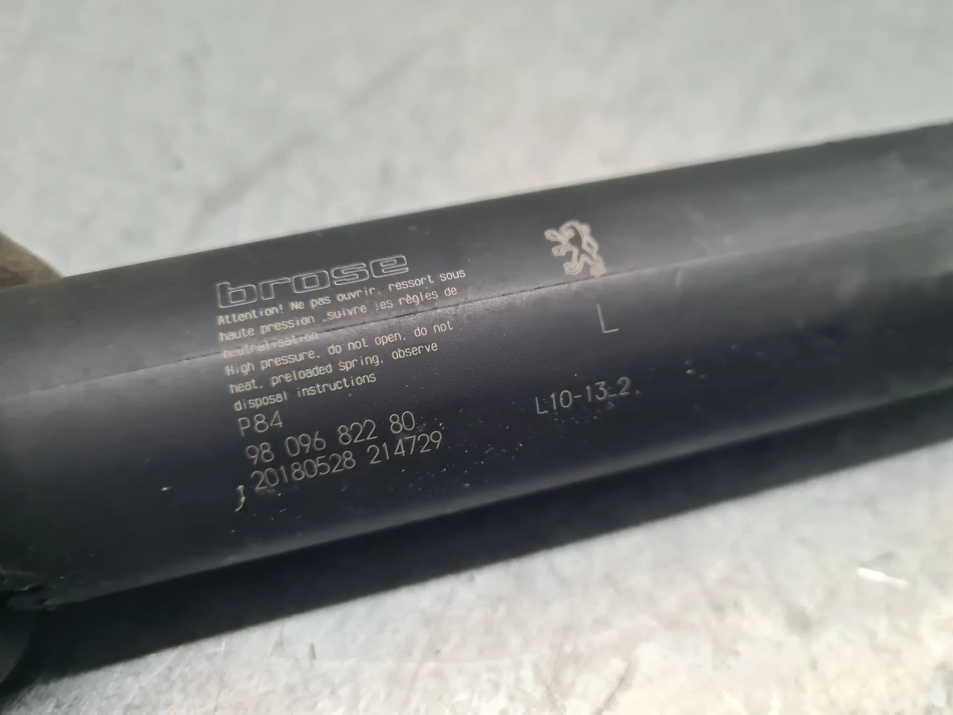 Amortecedor da mala PEUGEOT 3008 II (M_) Imagem-4