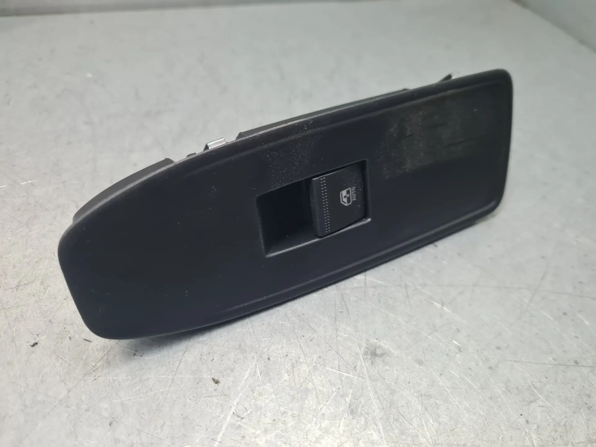 Mando / interruptor elevalunas delantero derecho DACIA Duster III (P1310)