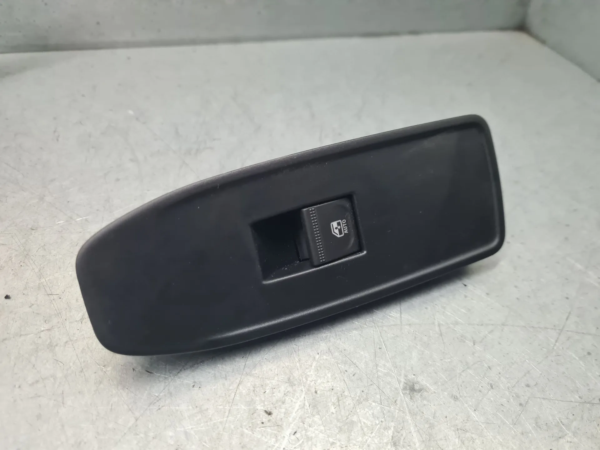 Mando / interruptor elevalunas delantero derecho DACIA Duster III (P1310) Imagem-1