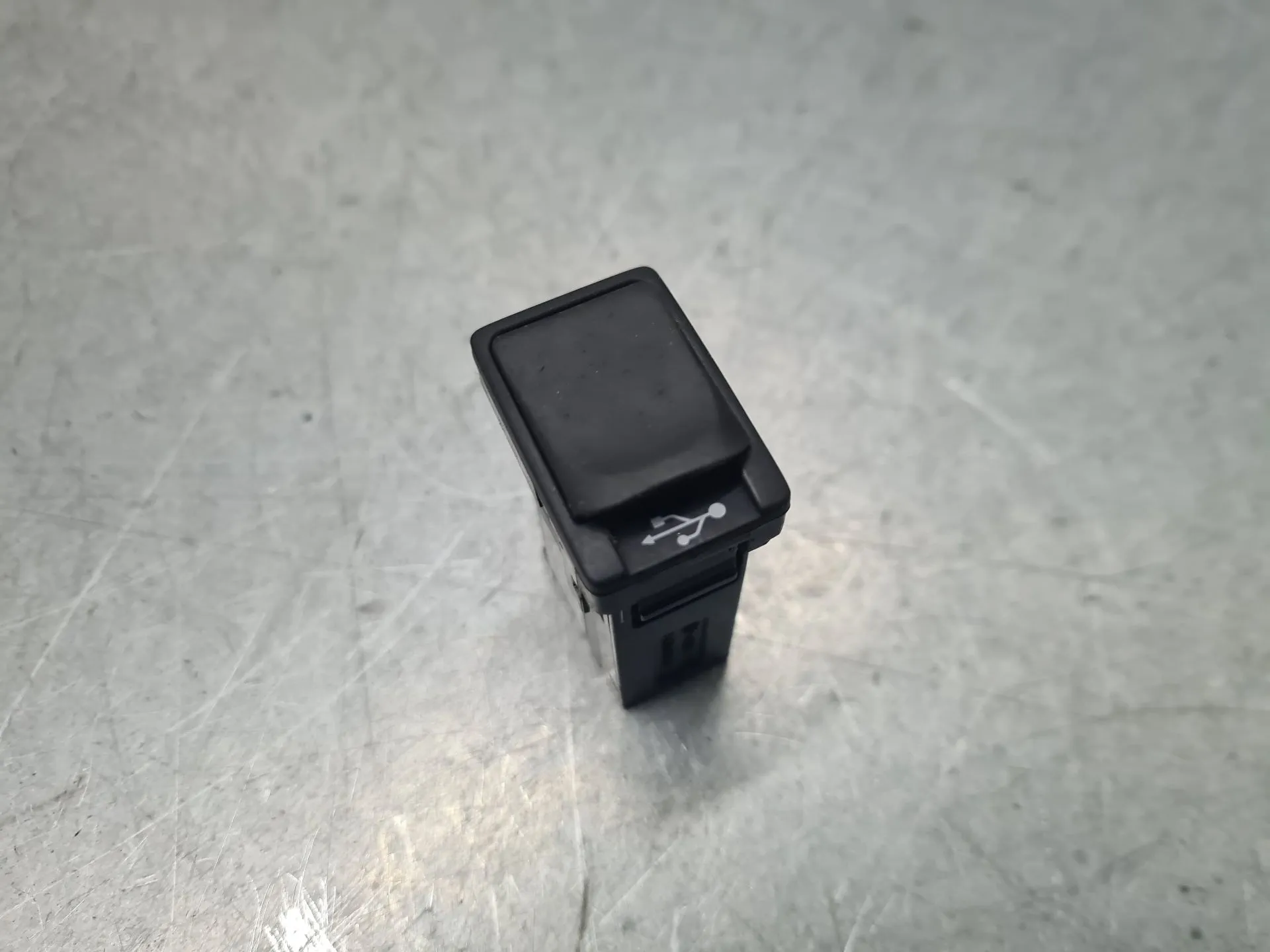 Módulo USB / AUX / IPOD TOYOTA Hilux VII Pick Up (_N1_, _N2_, _N3_)