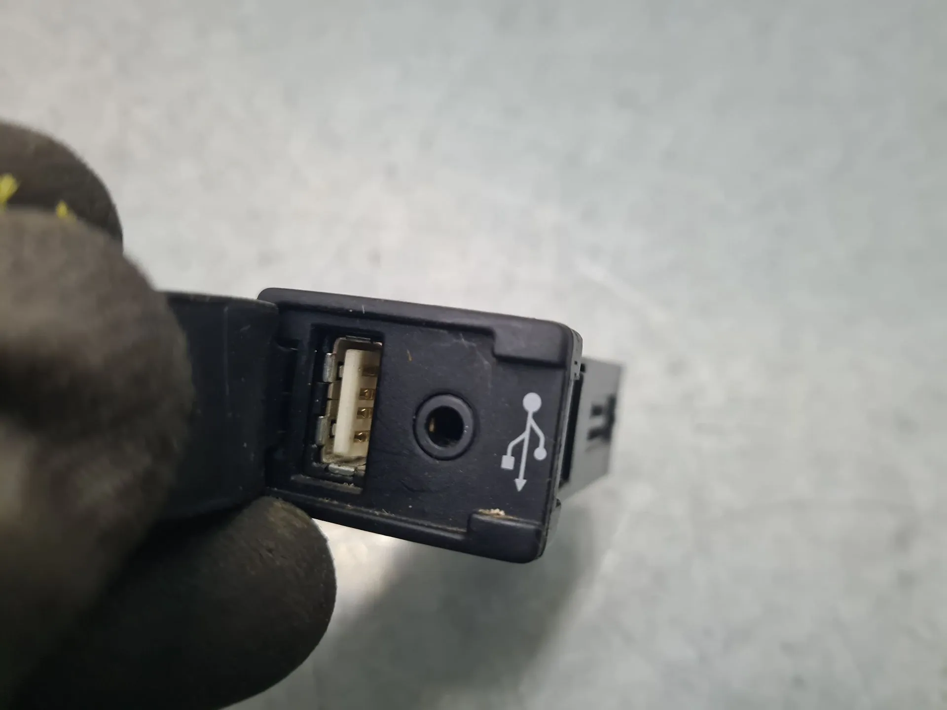 Módulo USB / AUX / IPOD TOYOTA Hilux VII Pick Up (_N1_, _N2_, _N3_) Imagem-1