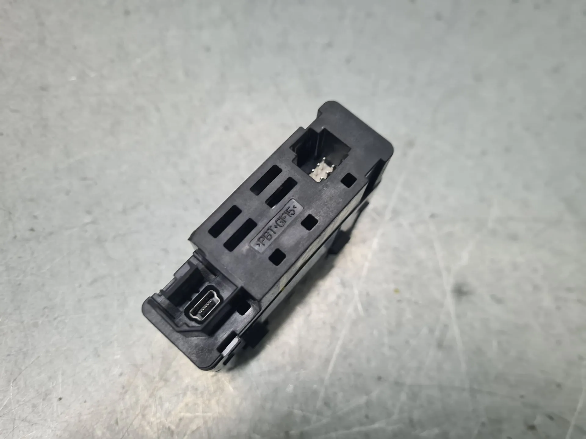 Módulo USB / AUX / IPOD DACIA Duster III (P1310) Imagem-3