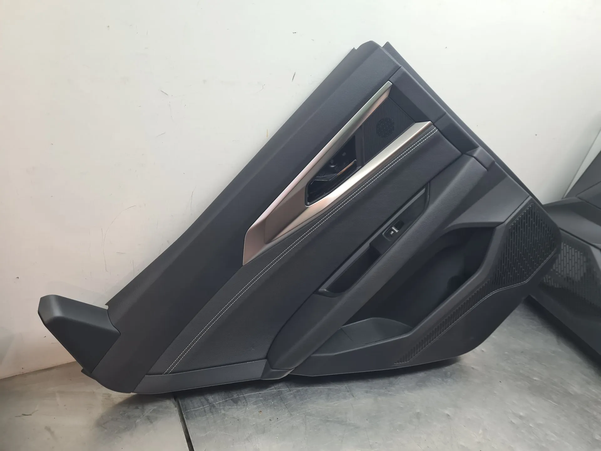 Rivestimento porta posteriore sinistra RENAULT Austral Imagem-1