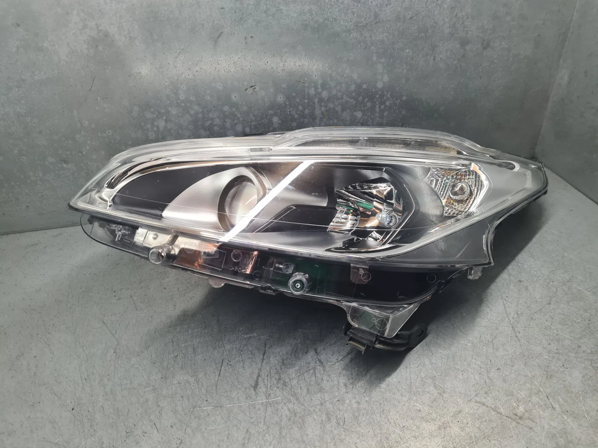 Phare avant gauche PEUGEOT 208