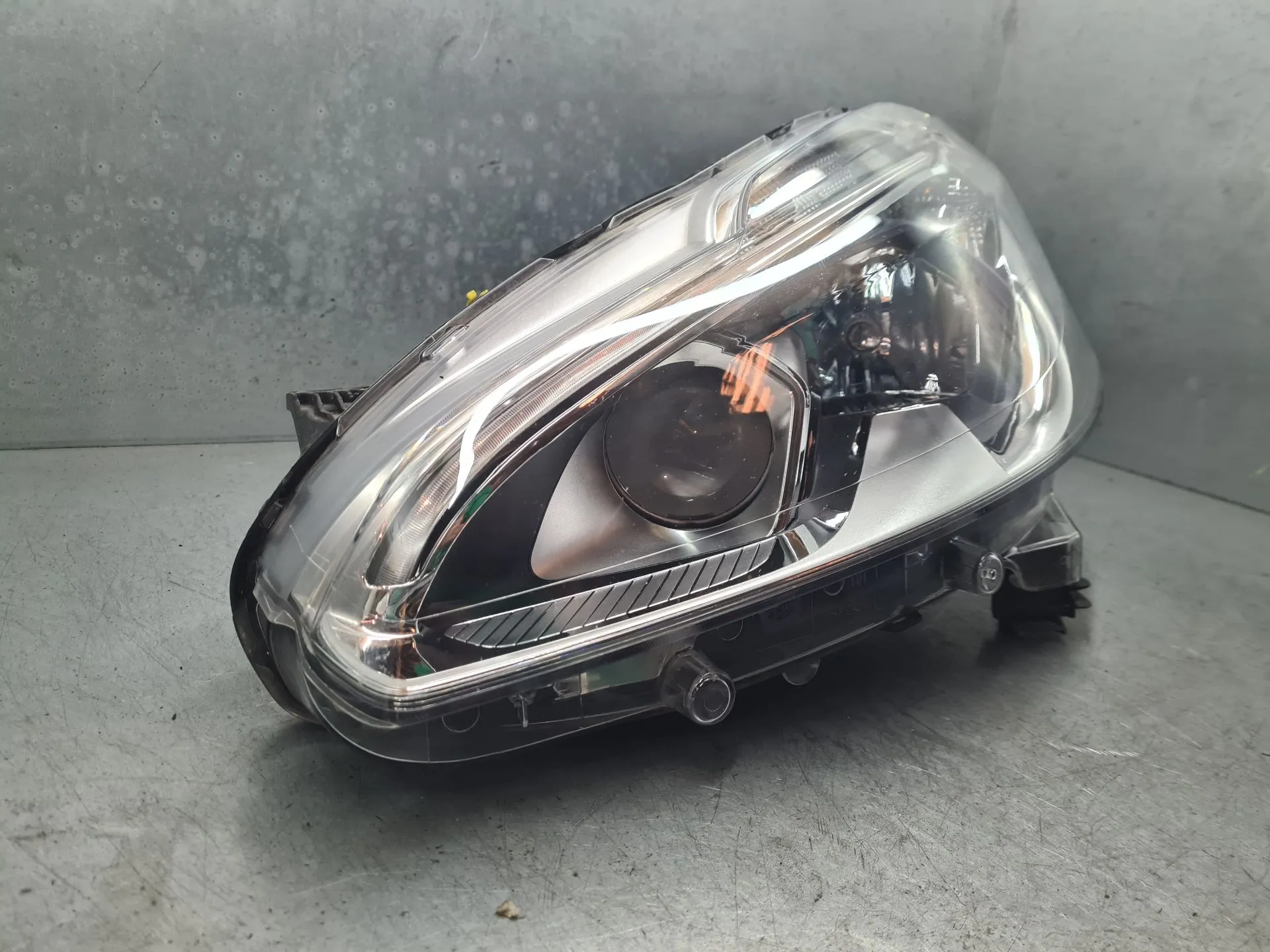 Phare avant gauche PEUGEOT 208 Imagem-1