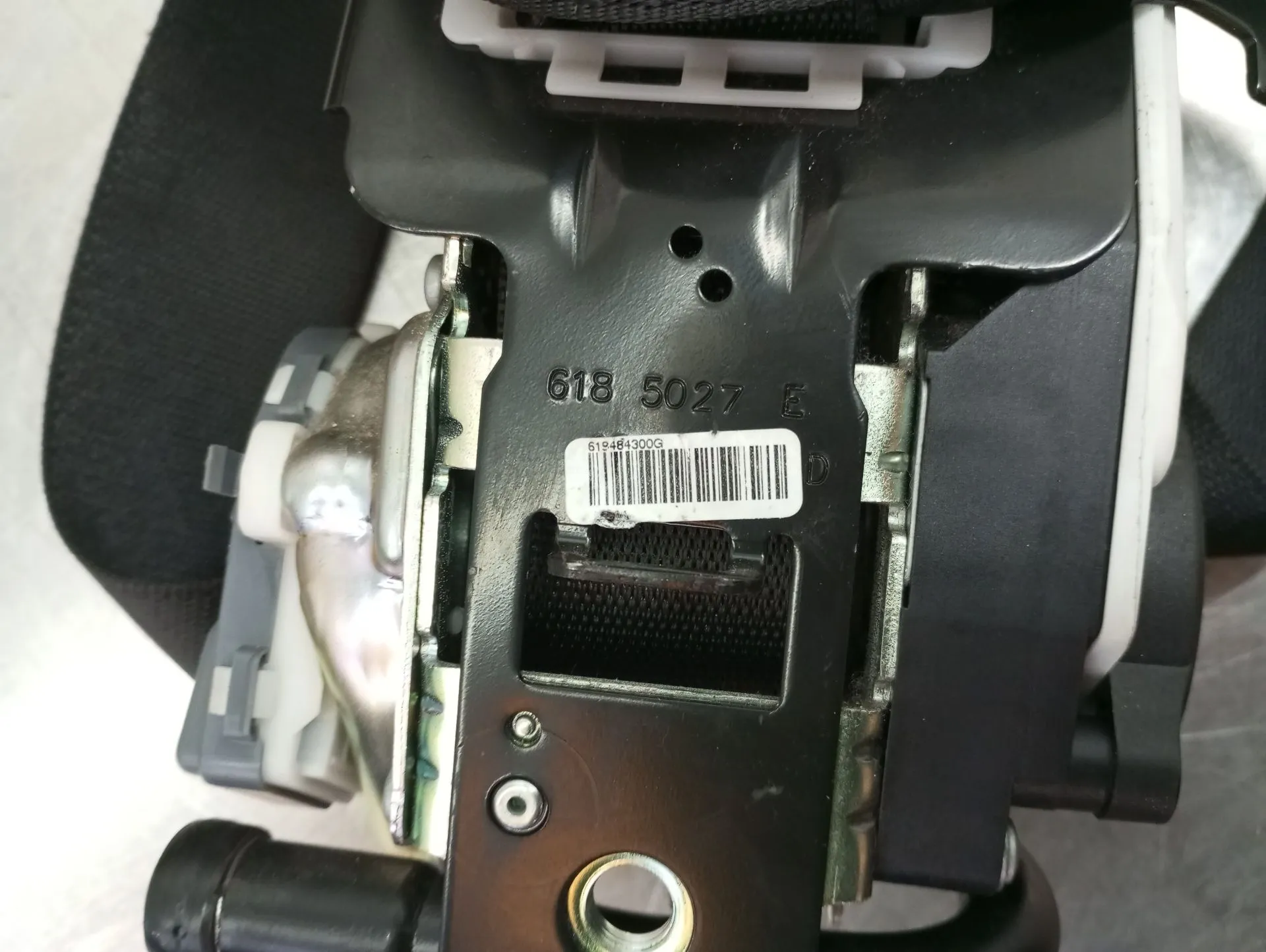 Right front seatbelt pretensioner MERCEDES-BENZ CLS (C218) Imagem-2