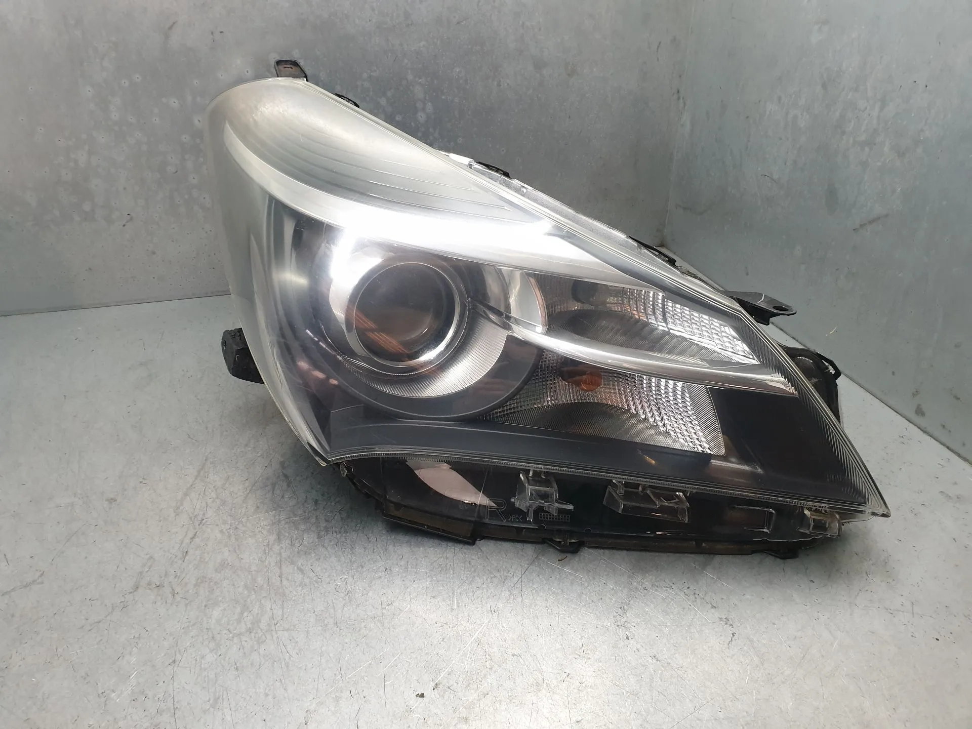 Phare avant Droit TOYOTA Yaris (_P13_)