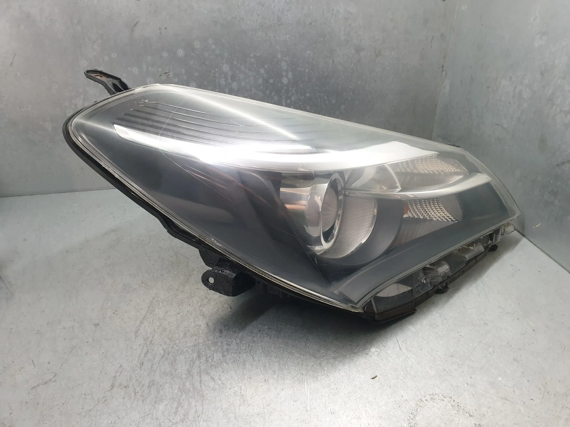 Right Headlight TOYOTA Yaris (_P13_) Imagem-1