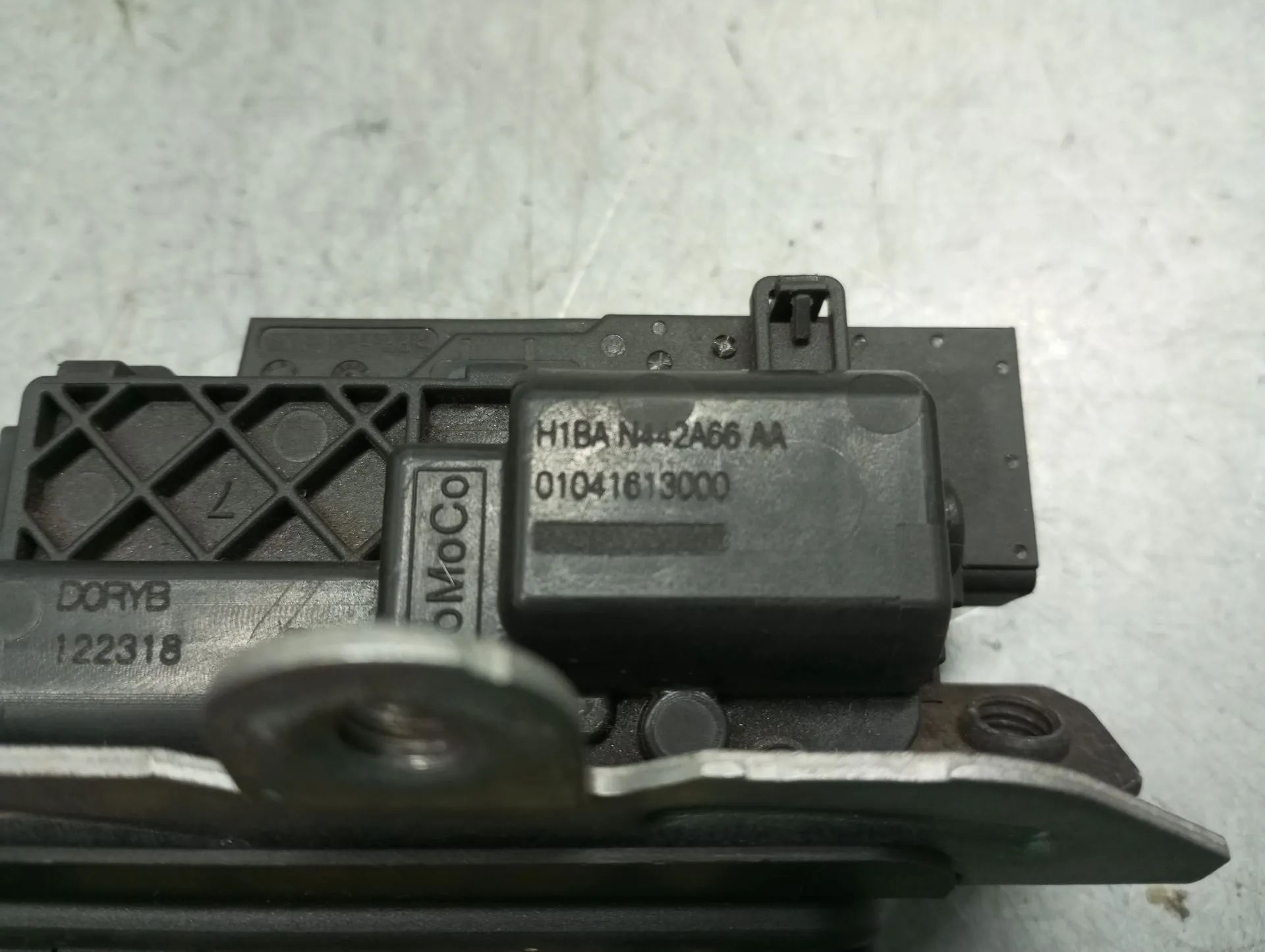 Fechadura / fecho da mala FORD Fiesta VII (HJ, HF) Imagem-2