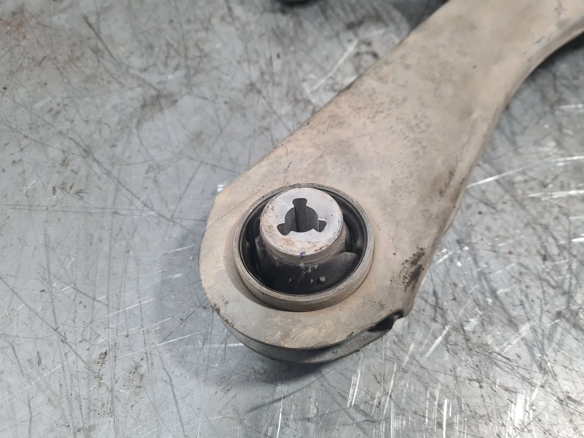 Braccio di sospensione anteriore sinistro PEUGEOT 2008 II (U_) Imagem-1