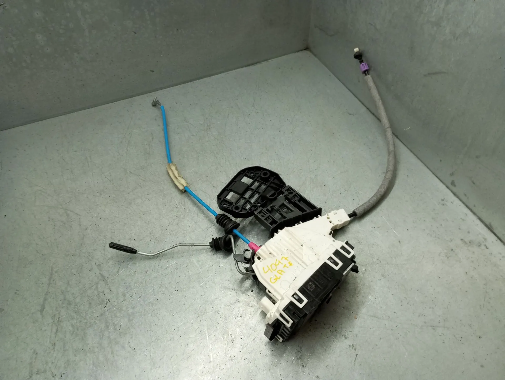 Fechadura / fecho porta trás esquerdo MERCEDES-BENZ GLA (X156)