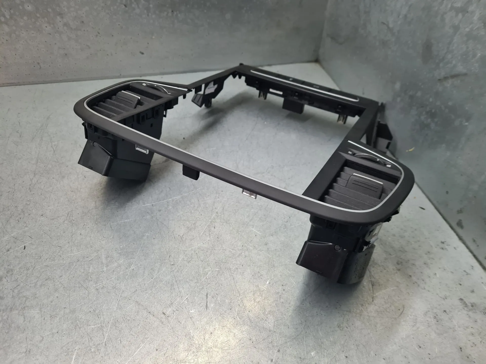 Moldura consola central / radio / aro RENAULT Megane IV Grandtour (K9A/M_) Imagem-1