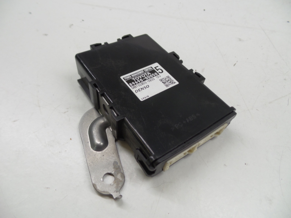 Fuel control unit / Fuel ECU TOYOTA Yaris (_P13_)