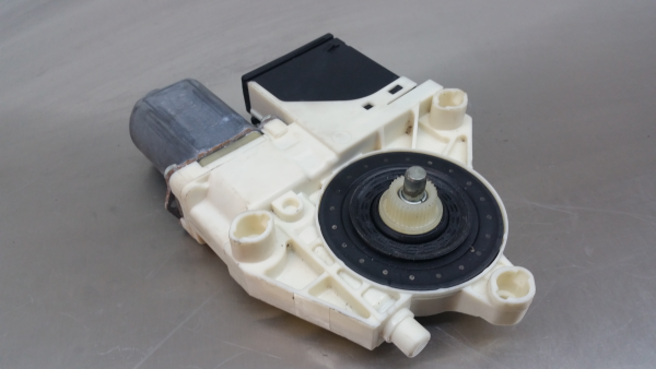 Moteur lève-vitre arrière Droite RENAULT Megane III Grandtour (KZ0/1) Imagem-1