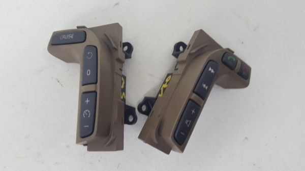 Commandes au volant VOLVO V70 II (SW) Imagem-2