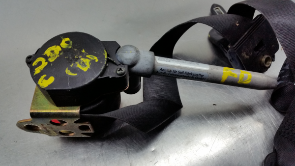 Left front seatbelt pretensioner MERCEDES-BENZ Classe C (W203) Imagem-1