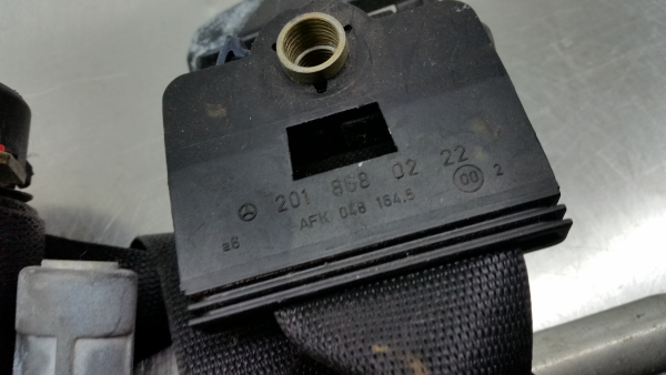 Left front seatbelt pretensioner MERCEDES-BENZ Classe C (W203) Imagem-3