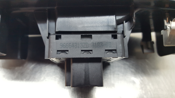 Mando / interruptor elevalunas delantero izquierdo PEUGEOT 208 Imagem-4