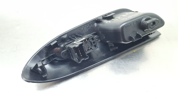 Comando / botão / interruptor vidros trás esquerdo NISSAN Juke (F15) Imagem-3