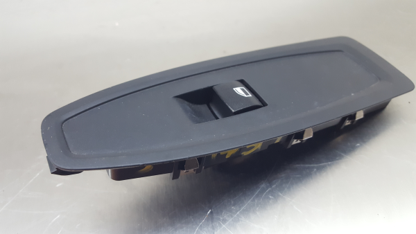 Mando / interruptor elevalunas delantero derecho BMW 1 (F21)