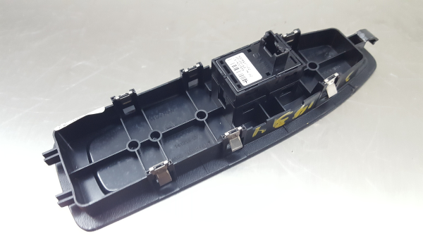 Mando / interruptor elevalunas delantero derecho BMW 1 (F21) Imagem-2