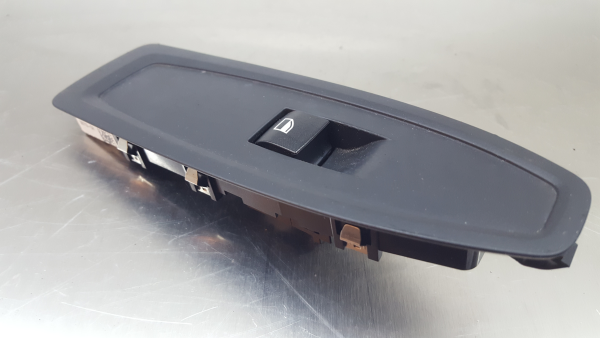 Mando / interruptor elevalunas delantero derecho BMW 1 (F21) Imagem-1