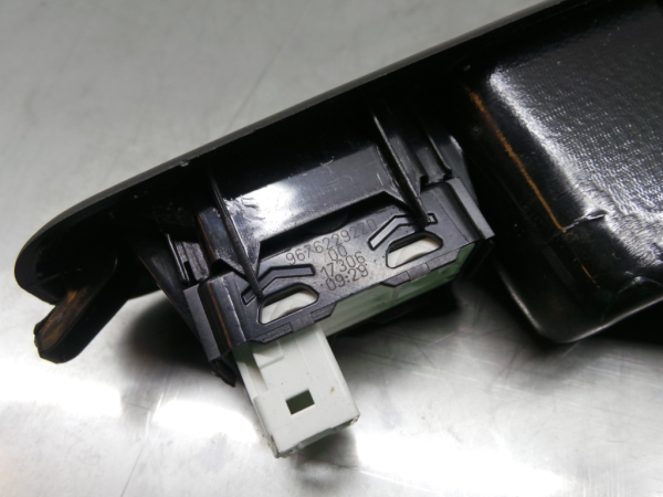 Mando / interruptor elevalunas delantero derecho CITROËN C3 III (SX) Imagem-2