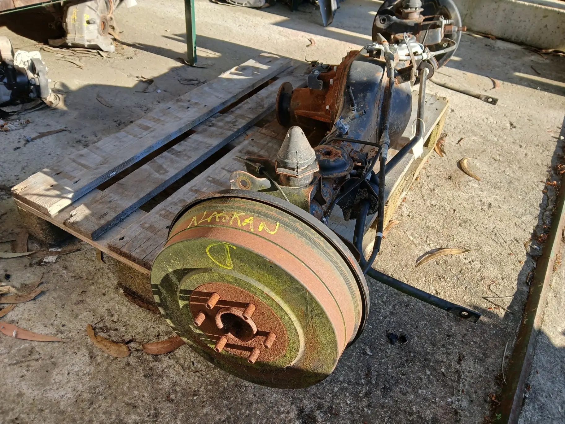 Essieu arrière à tambours RENAULT Alaskan Imagem-1